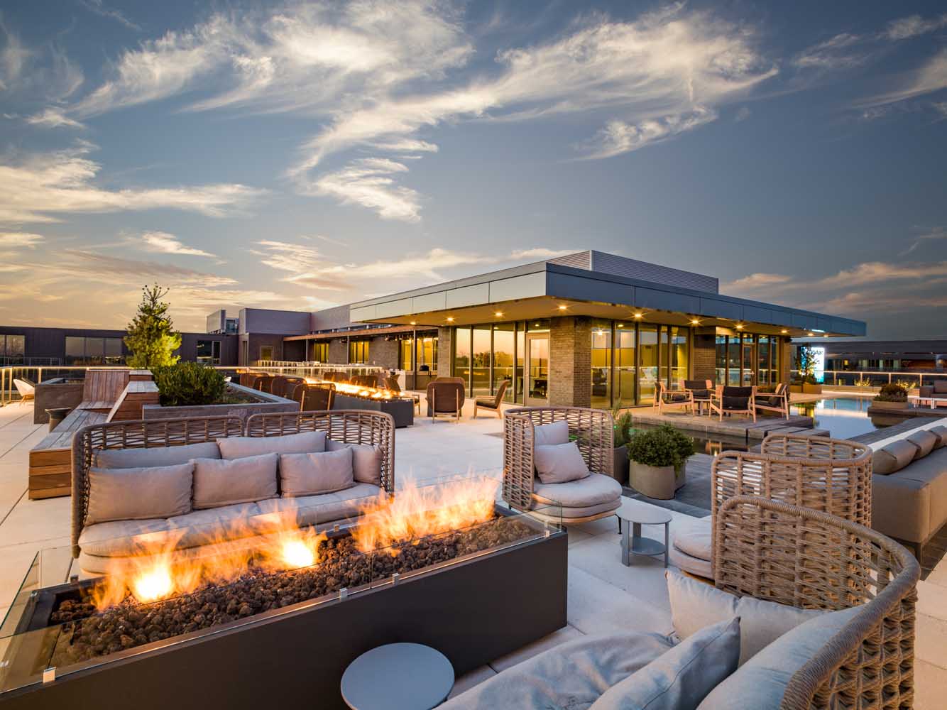 CityRidge_Amenities_OutdoorLoungeClouds_DavidMadison_122222.jpg